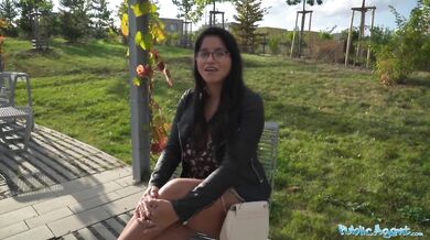 Amy Amor ojetá velkým černým pérem