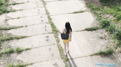 Úchyl špehuje kočku při čůrání pomocí dronu a pak jí šuká kundičku
