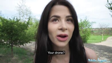 Úchyl špehuje kočku při čůrání pomocí dronu a pak jí šuká kundičku