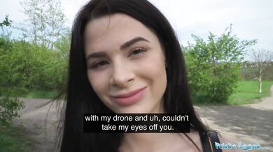 Úchyl špehuje kočku při čůrání pomocí dronu a pak jí šuká kundičku