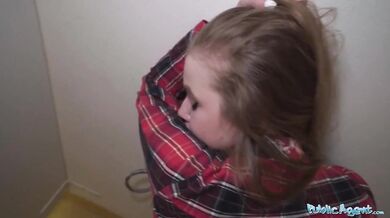 Nervózně vypadající žena kouří a šuká ptáka přes gloryhole