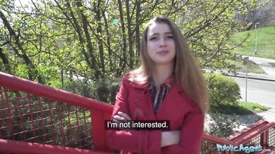 Nervózně vypadající žena kouří a šuká ptáka přes gloryhole