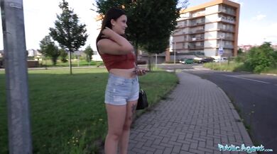 Roztomilá Little Eliss odvezena do fotoateliéru a ojeta