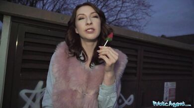 Chanel Kiss je ošukána zezadu poté, co předvedla světovou kuřbu