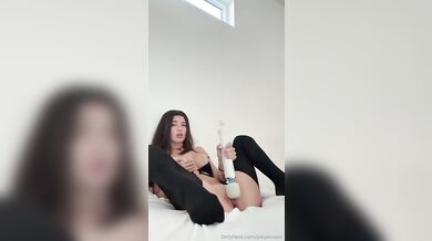 Paige Insco si masturbuje kundičku v sexy oblečku