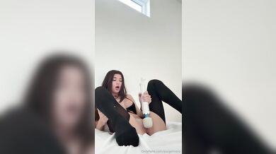 Paige Insco si masturbuje kundičku v sexy oblečku