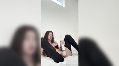 Paige Insco si masturbuje kundičku v sexy oblečku