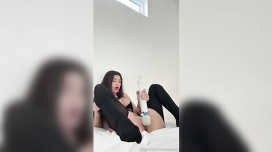 Paige Insco si masturbuje kundičku v sexy oblečku