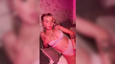 Roztomilá Gracie Bennett se vzruší a masturbuje
