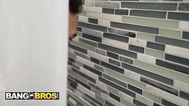 Katalina Kyle nabízí svou kundu svému nevlastnímu bratrovi k divoké souloží a kapajícímu creampie