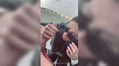 Šťavnatá Alison si dopřává rychlovku venku