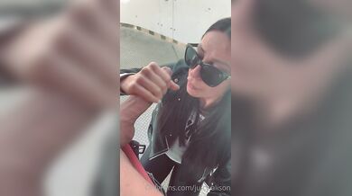 Šťavnatá Alison si dopřává rychlovku venku