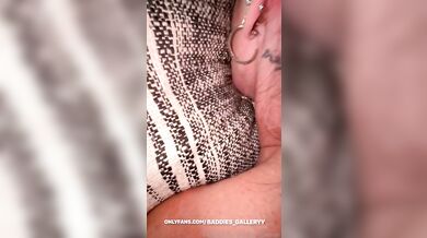 Ashley Aoky si nechává roztáhnout kundičku velkým černým pérem