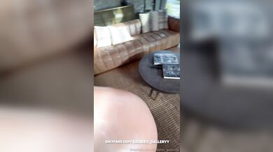 Ashley Aoky si nechává roztáhnout kundičku velkým černým pérem