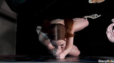 Zrzka HarlleyLovee si užívá černého ptáka v gloryhole