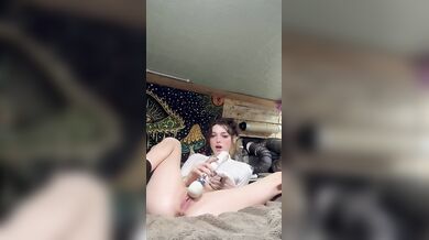 Nadržená Shrooms Q si dá pár šluků, než si navlhčí kundičku