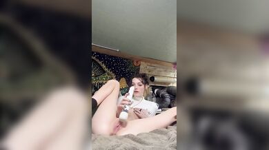 Nadržená Shrooms Q si dá pár šluků, než si navlhčí kundičku
