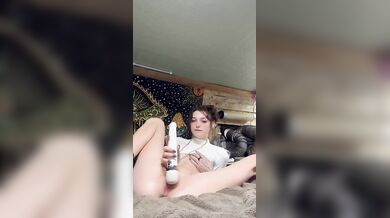 Nadržená Shrooms Q si dá pár šluků, než si navlhčí kundičku