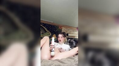 Nadržená Shrooms Q si dá pár šluků, než si navlhčí kundičku