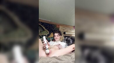 Nadržená Shrooms Q si dá pár šluků, než si navlhčí kundičku