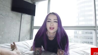 Valerica Steele kouří Jeshův penis zblízka
