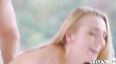 Kendra Sunderland si to rozdává s tvrdým ptákem při žhavém šukání