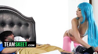 Nicky Rebel, posedlý anime, konečně dostane svou vysněnou cosplayovou dívku Madison Summers