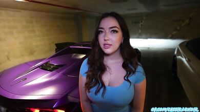 Křivky Cassie Lenoir kouří a jezdí na černém ptáku