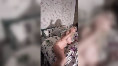 Prsatá Gracie Bennett dráždí ve své ložnici