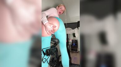 Madison Moores si doma na kole jezdí na svém velkém tvrdém dildu