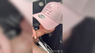 Juicy.Alisonina a rychlovka s fembotem na veřejných toaletách