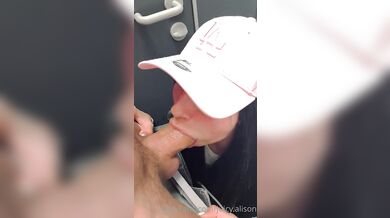 Juicy.Alisonina a rychlovka s fembotem na veřejných toaletách