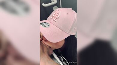 Juicy.Alisonina a rychlovka s fembotem na veřejných toaletách