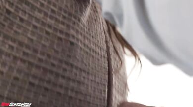 Koketní nadržená sekretářka Katie Kinz si dává oběd na svém šéfovi
