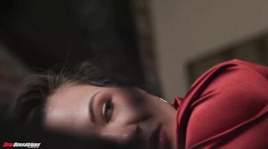 Sekretářka MILF Alison Rey je tvrdě ošukána na stole