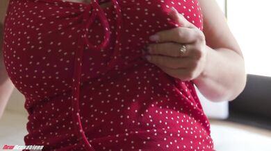 Dokonalá MILF s velkými prsy Andie Anderson šuká souseda
