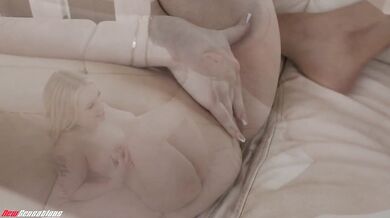 Devatenáctiletá chůva Haley Spades je přistižena při masturbaci úchylným tátou