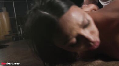 Latina s kulatým zadkem Brandy Salazar si užije hardcore BDSM šukání