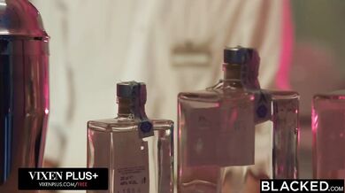 Přirodní kočka Britney Dutch si na dovolené půjčuje tajného milence své nejlepší kamarádky