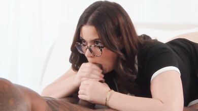 Neodolatelná Ellie Nova v křivkách si vezme každý centimetr Jasonova obrovského černýho ptáka