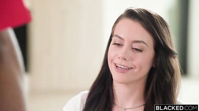 Blondýna Dylan Moore, hladová po velkém černém ptáku, má tajný románek s černochem a dostane creampie