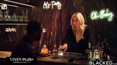 Nádherná blond barmanka River Lynn si splní své sny o velkém černém péru