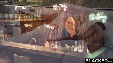 Nádherná blond barmanka River Lynn si splní své sny o velkém černém péru