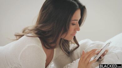 Manželky Abigail Mac a August Ames sdílejí velkého černého ptáka