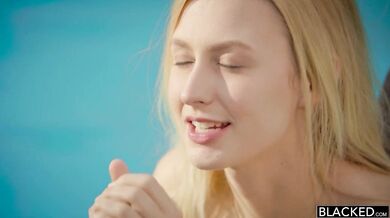 První mezirasová trojka pro blondýnku Alexu Grace