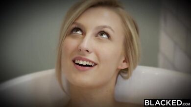 První mezirasová trojka pro blondýnku Alexu Grace
