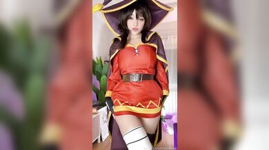 Cosplay kráska Hidori Rose si hraje s vibrátorem jako Megumin