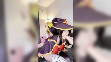 Cosplay kráska Hidori Rose si hraje s vibrátorem jako Megumin