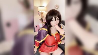 Cosplay kráska Hidori Rose si hraje s vibrátorem jako Megumin