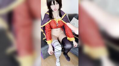 Cosplay kráska Hidori Rose si hraje s vibrátorem jako Megumin